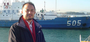 17년 전 바다에서 표류 중인 자신을 구해준 당시 목포해양경찰서 소속 505함 앞에 선 일본 도쿄방송 서울 특파원 구마 나오키 씨. 사진 제공 전남 여수해양경찰서