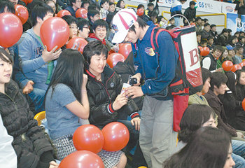 28일 LG와 전자랜드의 경기가 열린 창원체육관에서 맥주통을 멘 판매원이 관중에게 맥주를 따라 주고 있다. 사진 제공 LG 세이커스