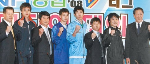 29일 프로배구 미디어 데이 행사에서 남자팀 사령탑과 선수들이 파이팅을 외치고 있다. 왼쪽부터 대한항공 문용관 감독과 이영택, 삼성화재 신치용 감독과 장병철, 현대캐피탈 후인정과 김호철 감독, LIG 이동엽과 박기원 감독. 연합뉴스