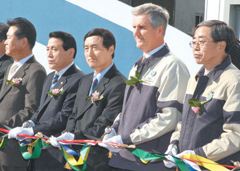 30일 GM대우자동차 창원 파워트레인 공장 준공식에서 참가 인사들이 테이프 커팅을 하고 있다. 창원=연합뉴스