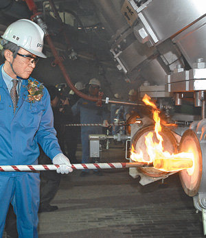 30일 광양제철소에서 열린 3용광로 화입식에서 이구택 포스코 회장이 개수 공사를 마치고 새롭게 태어난 3용광로에 불을 지피고 있다. 사진 제공 포스코