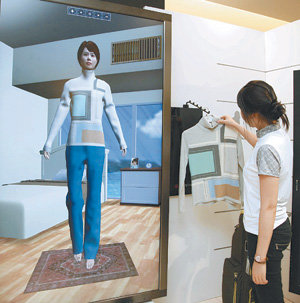 신세계백화점이 운영하는 ‘3D 가상 피팅 서비스’. 직접 옷을 입어 보지 않고도 자신의 신체 사이즈와 같은 3차원 아바타에게 옷을 입혀 보고 구입할 수 있게 한 서비스다. 사진 제공 신세계백화점