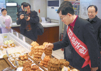 창조한국당 문국현 후보가 30일 광주 동구 충장로의 한 빵집에서 빵을 고르고 있다. 광주=연합뉴스