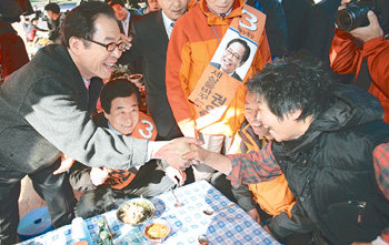 민주노동당 권영길 후보가 30일 오후 대전 중구 대사동의 장터에서 시장 상인들과 악수하고 있다. 대전=연합뉴스