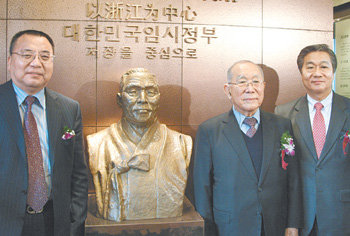 복원된 대한민국 임시정부 청사의 백범 김구 선생 흉상을 중심으로 왕궈핑 항저우 시 당 서기(왼쪽부터), 김신 백범기념사업회 회장과 그의 아들인 김양 상하이 총영사가 자리를 함께 했다. 항저우=하종대  특파원