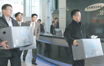 무엇이 들어있을까? 삼성 비자금 및 로비 의혹을 수사 중인 검찰 특별수사·감찰본부가 30일 서울 종로구 종로2가 종로타워 내 삼성증권 본사와 전산센터 2곳 등 3곳에 대해 압수수색을 실시했다. 검찰 직원들이 압수한 물품을 담은 상자를 옮기고 있다. 김재명  기자