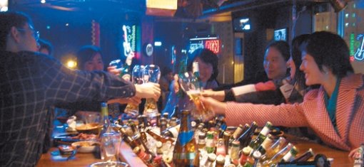 연말 술 모임이 많아지는 때다. 건강을 위해 일주일에 세 번 이상 술을 마시는 것은 피하도록 한다. 사진 제공 다사랑병원