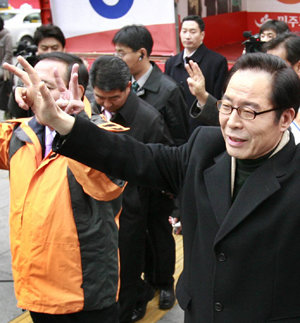 민주노동당 권영길 후보가 2일 서울 중구 태평로 삼성 본관 앞에서 종로구 종로2가 삼성증권 빌딩 앞까지 가두행진을 통해 삼성 비자금 사건의 진상 규명을 촉구하며 지지를 호소하고 있다. 연합뉴스