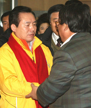 민주당 이인제 후보는 2일 ‘새만금 경제특구 건설’ 등의 공약을 내세우며 정동영 후보의 ‘본거지’인 전북 공략에 나섰다. 이 후보가 전주 전북도청에서 지지자와 악수를 하고 있다. 전주=연합뉴스