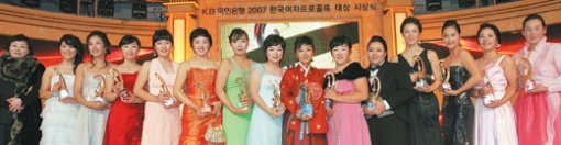 2007 그린 주름잡던 그녀들…“오늘은 모델처럼”2007 한국 여자골프의 ‘새로운 지존’ 신지애(오른쪽에서 여섯 번째)가 3일 열린 한국여자프로골프(KLPGA) 대상 시상식에서 4관왕을 차지한 뒤 김미현(오른쪽에서 일곱 번째) 등 국내외 투어에서 활약하는 다른 수상자들과 포즈를 취하고 있다. 연합뉴스