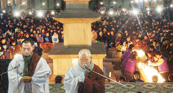 서울 강남구 삼성동 봉은사에서 수험생 학부모들이 수능 고득점 기원 법회에 참석한 모습. 동아일보 자료 사진