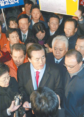 또 몰려간 신당… 검찰 앞 대치김효석 원내대표(앞줄 가운데), 이해찬 공동선거대책위원장(앞줄 오른쪽) 등 대통합민주신당 의원 40여 명이 4일 오후 서초구 서초동 서울중앙지검을 찾아가 명동성 중앙지검장과의 면담을 요구하며 검찰직원들과 대치하고 있다. 원대연  기자