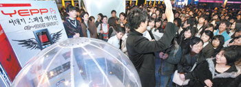지난달 29일 서울 강남구 삼성동 코엑스 엠존에서 열린 서태지 MP3 한정 판매 행사에 1000여 명이 몰렸다. 사진 제공 삼성전자