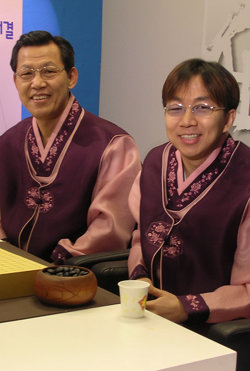 목이균(왼쪽) 씨와 목진석 9단이 2004년 바둑TV가 마련한 부자(父子) 페어바둑에서 대국을 한 뒤 기념촬영을 했다. 사진 제공 바둑TV