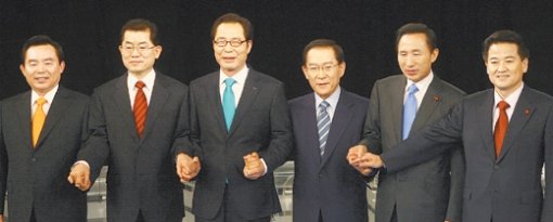 후보 6명 첫 TV 합동토론 6일 저녁 서울 여의도 KBS 스튜디오에서 중앙선거방송토론위원회 주관으로 열린 첫 TV 합동토론회에 앞서 사진 촬영을 하고 있는 대선 후보들. 오른쪽부터 대통합민주신당 정동영, 한나라당 이명박, 무소속 이회창, 민주노동당 권영길, 창조한국당 문국현, 민주당 이인제 후보. 국회사진기자단