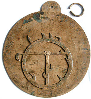1930년 일본인이 가져갔다 77년 만에 국내로 되돌아온 ‘휴대용 별시계’ 아스트롤라베(1787년)의 앞면. 사진 제공 전상운 씨