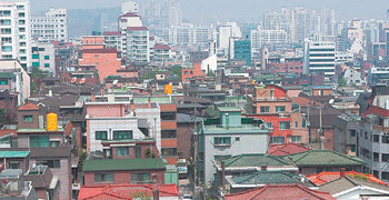 정부가 주택 공급을 늘리기 위해 다세대주택 건축 기준을 완화했지만 일부 지역에서는 이를 재개발 투자를 위한 수단으로 악용하고 있다는 지적이 나온다. 동아일보 자료 사진