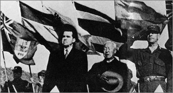 한미상호방위조약이 체결된 직후인 1953년 11월 방한한 미국의 리처드 닉슨 당시 부통령(왼쪽)과 이승만 대통령(가운데). 저자는 이 대통령은 한국 특유의 소국주의를 바탕으로 미국의 원조를 정당화하는 논리를 펼쳤다고 주장한다. 동아일보 자료 사진
