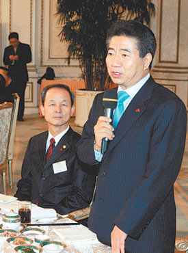 노무현 대통령이 7일 김장수 국방부 장관 등 전군 주요 지휘관 180여 명이 참석한 가운데 청와대에서 열린 오찬에서 인사말을 하고 있다. 김경제 기자