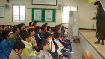 지난달 24일 오전 제주 서귀포시 표선면 토산리 토산초등학교 강당에서 동화작가 김향이 씨(오른쪽)가 학생과 학부모들을 대상으로 ‘책이 인생을 어떻게 바꿔 놓을 수 있는지’에 대해 강연하고 있다. 서귀포=부형권 기자