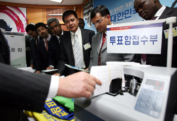 방글라데시 선거관계자 선관위 방문방글라데시 등 14개국 20여 명의 선거 관계자가 10일 오후 경기 과천시 중앙선거관리위원회 사무실을 방문해 개표기 등 선거용품을 살펴보고 있다. 과천=전영한 기자