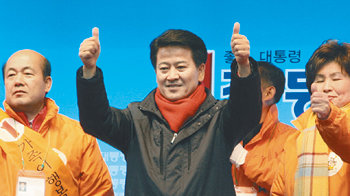 춘천서 거리유세대통합민주신당 정동영 후보(가운데)가 10일 오후 강원 춘천시 명동 거리에서 유세하며 지지를 호소하고 있다. 춘천=김동주  기자