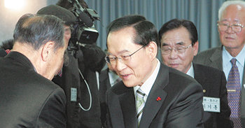 대한노인회 강연무소속 이회창 후보(가운데)가 10일 서울 용산구 대한노인회 사무실에서 열린 ‘대선 후보 초청강연’에서 참석자들과 인사를 하고 있다. 연합뉴스