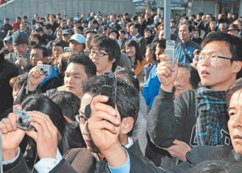 “잘 찍어야 할텐데…”9일 서울역에서 열린 한 대선 후보의 유세에서 청중들이 디지털카메라와 휴대전화 카메라 등으로 연설하는 후보를 찍고 있다. 이런 모습은 유력 후보들의 거리 유세 때 어렵지 않게 찾아볼 수 있다. 신원건 기자