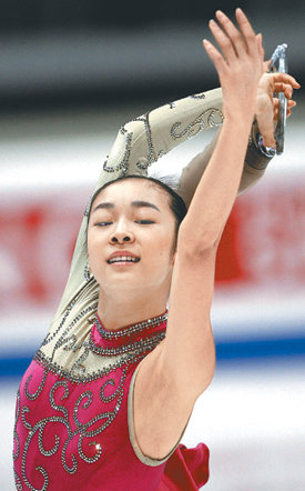 ‘피겨 여왕’ 김연아(17·군포 수리고)가 16일 이탈리아 토리노 팔라벨라 빙상장에서 열린 국제빙상경기연맹(ISU) 피겨스케이팅 시니어 그랑프리 파이널대회 여자 싱글 프리스케이팅에서 환상적인 연기를 펼치고 있다. 김연아는 종합 점수 196.83점을 기록해 동갑내기 라이벌 아사다 마오(191.59점·일본)를 제치고 대회 2연패를 달성했다. 토리노=EPA 연합뉴스