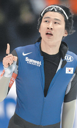 스피드스케이팅의 세계적인 스타로 자리 잡은 이강석. 동아일보 자료 사진