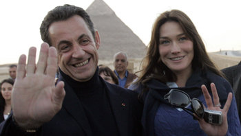 지난해 12월 30일 이집트 피라미드를 방문한 니콜라 사르코지 프랑스 대통령(왼쪽)과 새 애인 카를라 브루니가 취재진의 사진 공세에 미소로 답하고 있다. 나세르누리(이집트)=로이터 연합뉴스