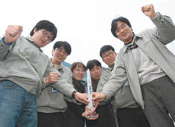 12월 나로우주센터에서 우리가 만든 발사체에 우리 위성을 실어 우주로 쏘아 올리게 된다. 우주강국 코리아의 꿈을 키워가는 나로우주센터 직원들이 발사체를 들고 파이팅을 외치고 있다. 고흥=박영철 기자