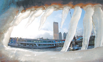 얼어붙은 서울 주말부터 시작된 강추위로 지난해 12월 31일 서울 마포대교 남단 여의도 나루터에 정박해 있는 유람선에 굵은 고드름이 매달려 있다. 홍진환 기자