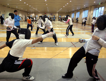 펜싱 국가대표팀 선수들이 지난 연말 태릉선수촌에서 맹연습을 하고 있다. 아래 사진은 레슬링 선수들이 체력 단련장에서 구슬땀을 흘리고 있는 모습. 이훈구  기자