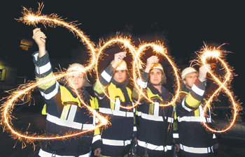 폭죽으로 쓴 200831일 밤 독일 뮌헨에서 네 명의 소방관이 새해 맞이 행사로 불꽃놀이 폭죽을 이용해 2008년이라는 글자를 써 보이고 있다. 뮌헨=AFP 연합뉴스
