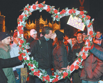 새해 첫 키스이탈리아 베네치아 시청이 산마르코 광장에서 주최한 새해맞이 키스 이벤트 ‘러브 2008’에 참가한 연인 한 쌍이 1일 0시가 되자 진한 키스를 나누고 있다. 베네치아=로이터 연합뉴스
