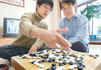 한상훈 2단(왼쪽)과 아버지 한열홍 씨가 경기 용인시 자택에서 한 2단이 최근 둔 바둑을 복기해 보고 있다. 용인=이훈구 기자