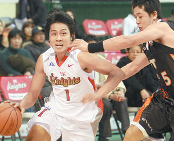 ‘고참’ 신기성 vs ‘신인’ 김태술SK 신인 가드 김태술(왼쪽)이 돌파를 시도하자 KTF 고참 가드 신기성이 따라붙고 있다. 연합뉴스