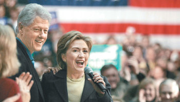 힐러리 지지 호소미국 민주당의 대통령선거 경선 후보인 힐러리 클린턴 상원의원(오른쪽)이 남편인 빌 클린턴 전 대통령과 함께 2일 아이오와 주 디모인의 한 유세장에 모인 유권자들을 향해 지지를 호소하고 있다. 디모인=로이터 연합뉴스