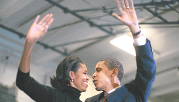 오바마 승리 장담미국 민주당의 대통령선거 경선 후보인 버락 오바마 상원의원(오른쪽)이 2일 아이오와 주 디모인의 한 고등학교에서 아내 미셸 씨와 마주 보며 유권자들에게 손을 흔들고 있다. 디모인=로이터 연합뉴스