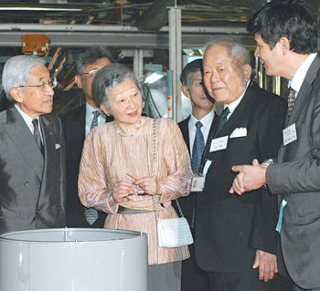 일본 혼슈 기후 현에 위치한 소립자 관측 장치 앞에서 고시바 마사토시 교수(오른쪽 두 번째)가 아키히토 일왕 부부에게 뉴트리노에 대해 설명하고 있다. 사진 제공 아사히신문