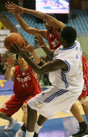 삼성의 센터 테렌스 레더(오른쪽)가 전자랜드 수비수들의 마크를 받으며 패스할 곳을 찾고 있다. 연합뉴스