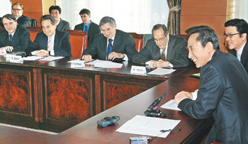 이명박 대통령 당선인이 4일 오전 서울 종로구 통의동 집무실에서 미국의 한반도 및 북핵 문제 전문가들과 만났다. 당선인부터 왼쪽으로 윌리엄 페리 전 미 국방부 장관, 폴 울포위츠 전 국방차관, 스티븐 솔라즈 전 하원 아시아태평양소위원장, 피터 갤브레이스 전 주크로아티아 대사. 사진공동취재단