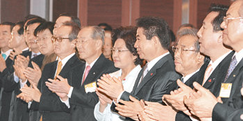 노무현 대통령(오른쪽에서 네 번째)이 4일 대한상공회의소 주최로 서울 강남구 삼성동 코엑스에서 열린 ‘2008년 신년인사회’에 참석해 손경식 대한상의 회장의 인사말에 박수를 치고 있다. 연합뉴스