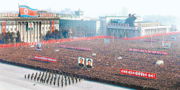 10만 평양시민 신년 집회평양 시민 10만여 명이 4일 김일성광장에 모여 2008년 신년 공동사설 관철 의지를 다지는 대규모 군중집회를 열고 있다. 평양=EPA 연합뉴스