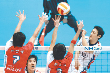 뚫어라 vs 막아라대한항공 장광균(오른쪽)이 현대캐피탈의 블로킹 사이로 강스파이크를 날리고 있다. 인천=연합뉴스