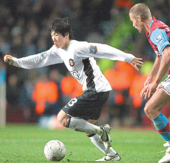 맨체스터 유나이티드의 ‘대형 엔진’ 박지성(왼쪽)이 애스턴 빌라의 오돌프 멜름버그를 따돌리며 드리블하고 있다. 버밍엄=AFP 연합뉴스