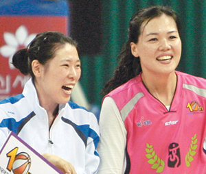 한국여자농구연맹 10주년 기념 올스타전에 출전해 하프라인 슈팅경연대회에서 2차례 장거리 슈팅을 모두 성공시킨 정은순(오른쪽). 부천=연합뉴스