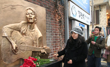 6일 오후 고 김광석 노래비 제막식이 열린 서울 종로구 대학로 학전블루 마당에서 팬들이 노래비에 헌화하고 있다. 염희진  기자