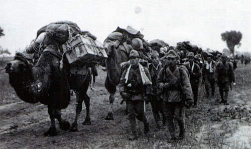 일본의 교과서에 실려 있는 일본군 사진. 낙타로 물자를 옮기고 있다. 전선이 확대되어 일본군의 보급이 곤란을 겪고 있다는 것을 알리려는 의도가 보인다.